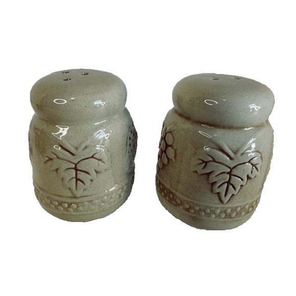 Dolgencorp Grape Vine Salt & Pepper Shaker Set Fruit Apple Strawberry Leaves VTG - Picture 1 of 8